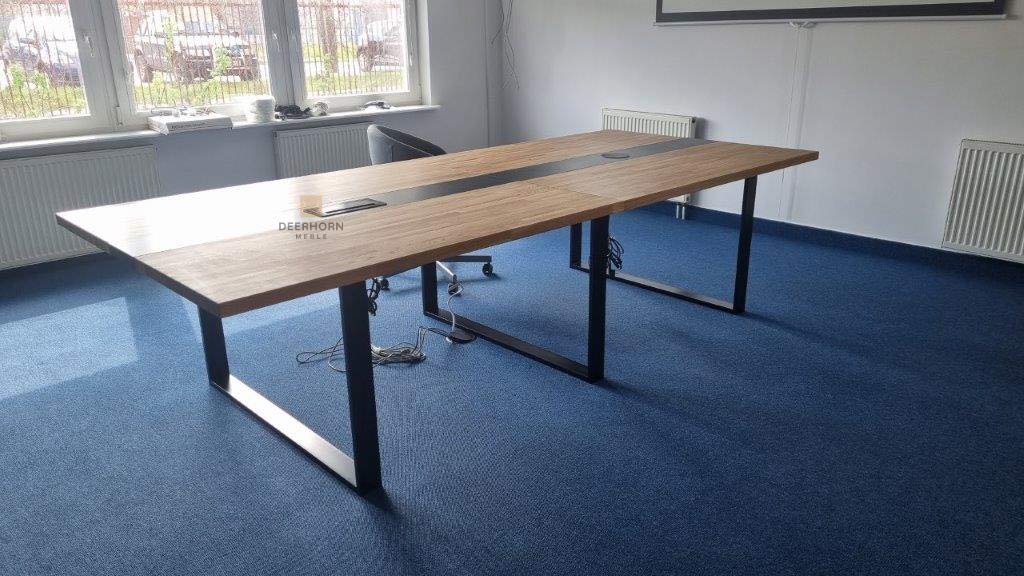 stół z drewna i metalu do konferencji
