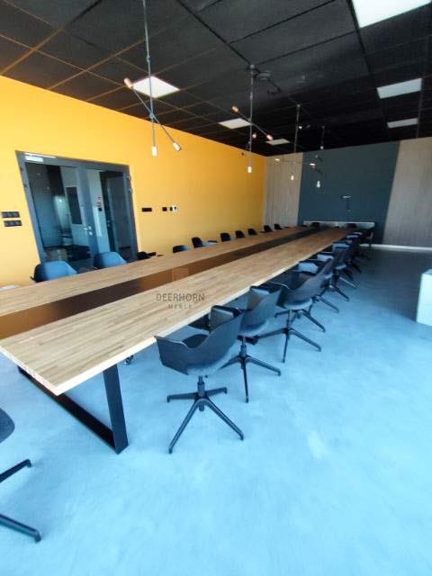 langer Konferenztisch aus Holz und Metall