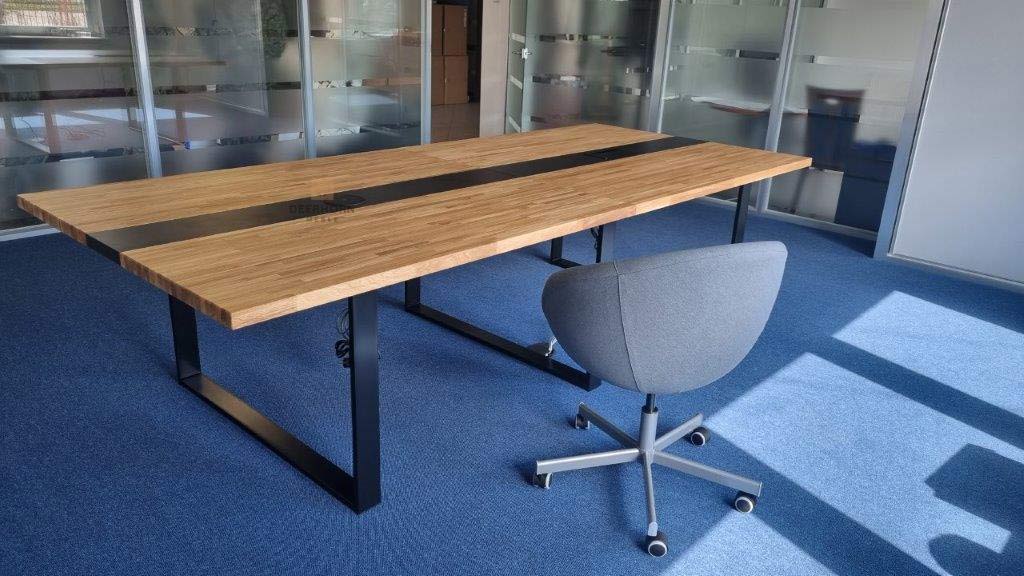 stół z litego drewna w sali konferencyjnej