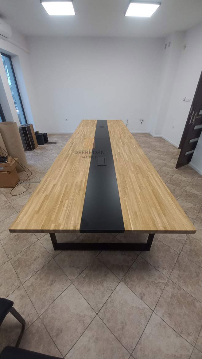 drewniany stół na czarnych nogach