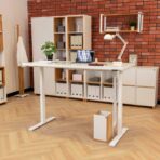 biurko z blatem z płyty i białym stelażem