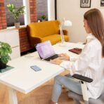 biurko do pracy przy komputerze