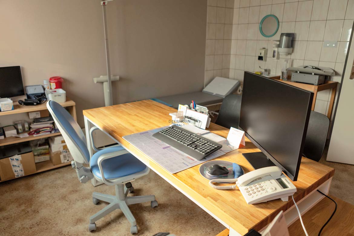 Schreibtisch aus weißem Holz in einer Arztpraxis