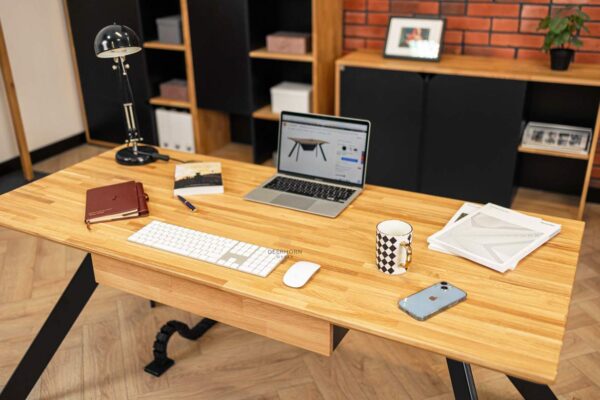nowoczesne biurko z dużym blatem