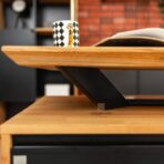 biurko dębowe z czarnym