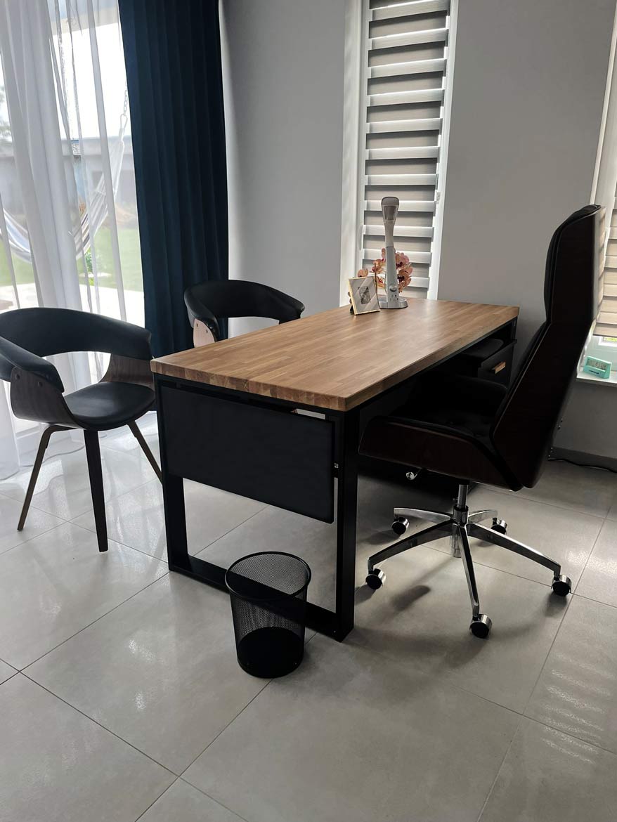 biurko z drewna dębowego z czarnymi elementami do domowego biura