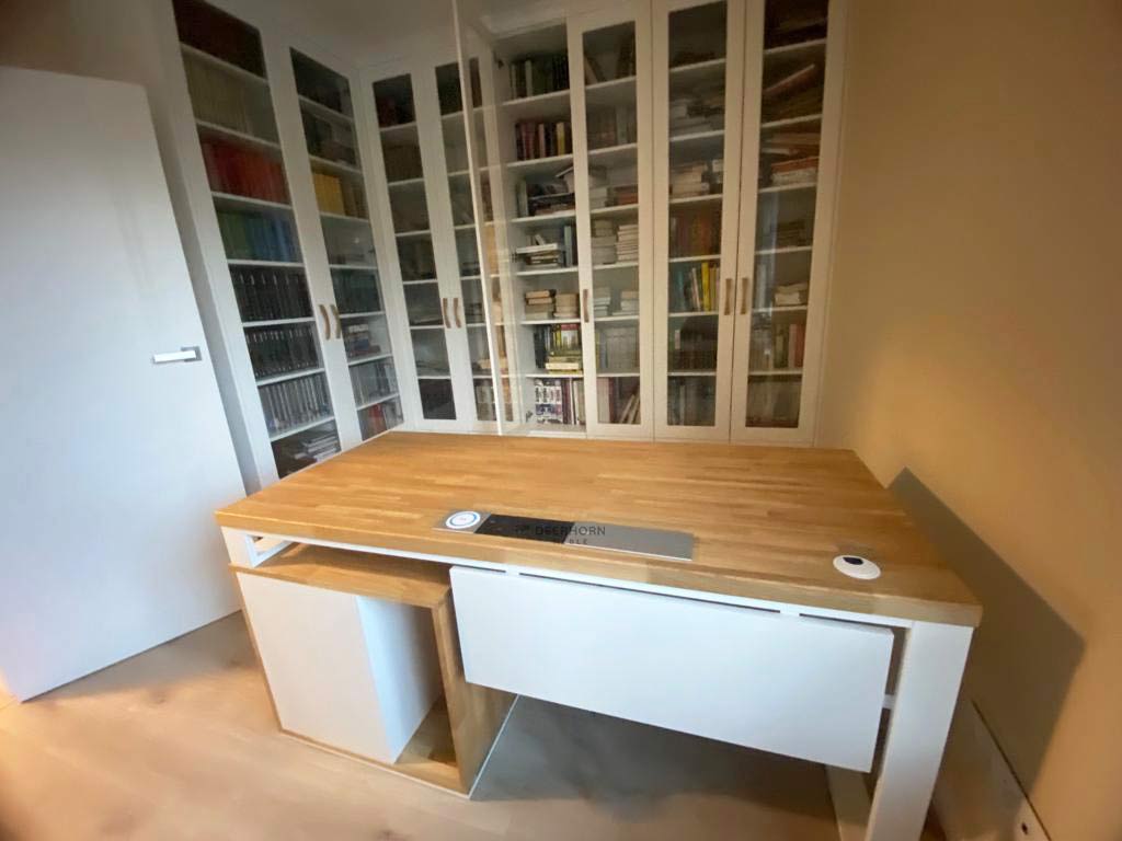 biurko z drewna do domowej biblioteki 