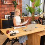 biurko z blatem szerokim, drewnianym