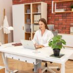 biurko z płyty białej i organizerem na kable