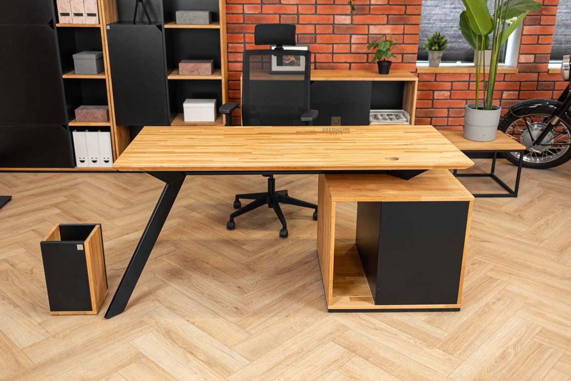 drewniane biurko z czarnymi elementami