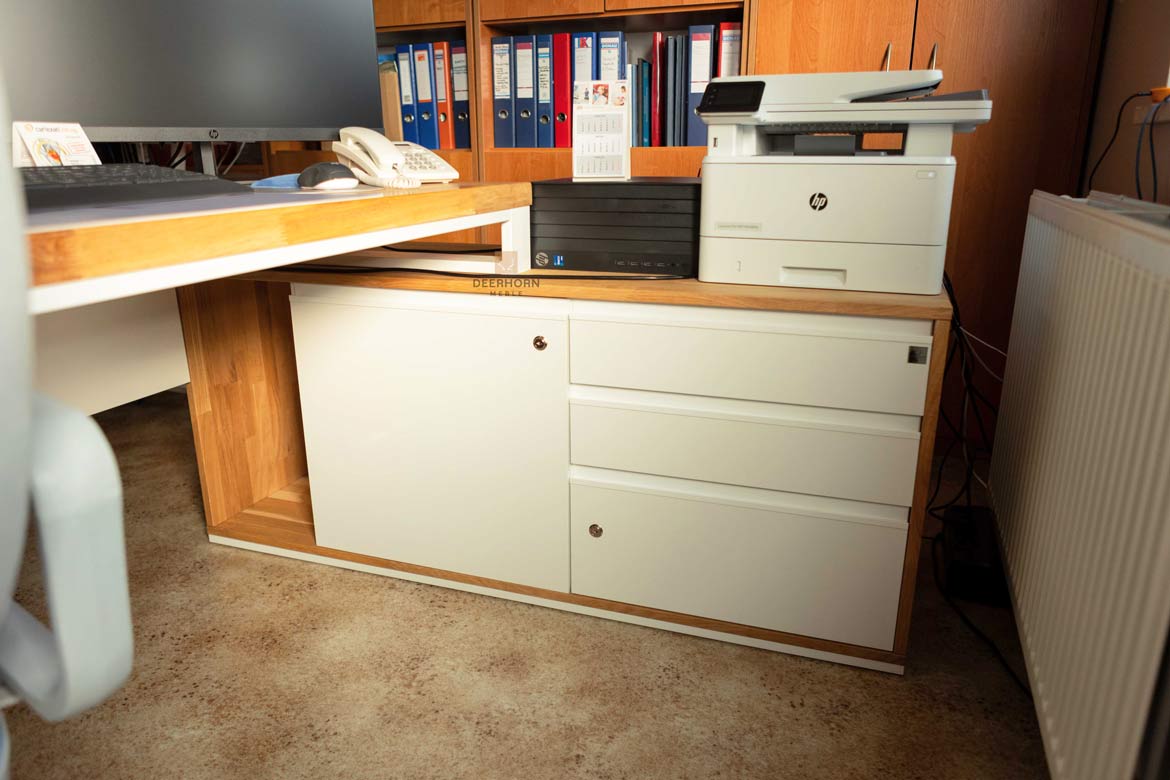 Schreibtisch mit weißem Sockel und Schubladen