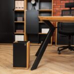 biurko na ukośnych nogach czarnych