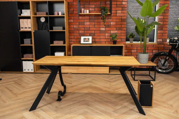 biurko czarno-drewniane