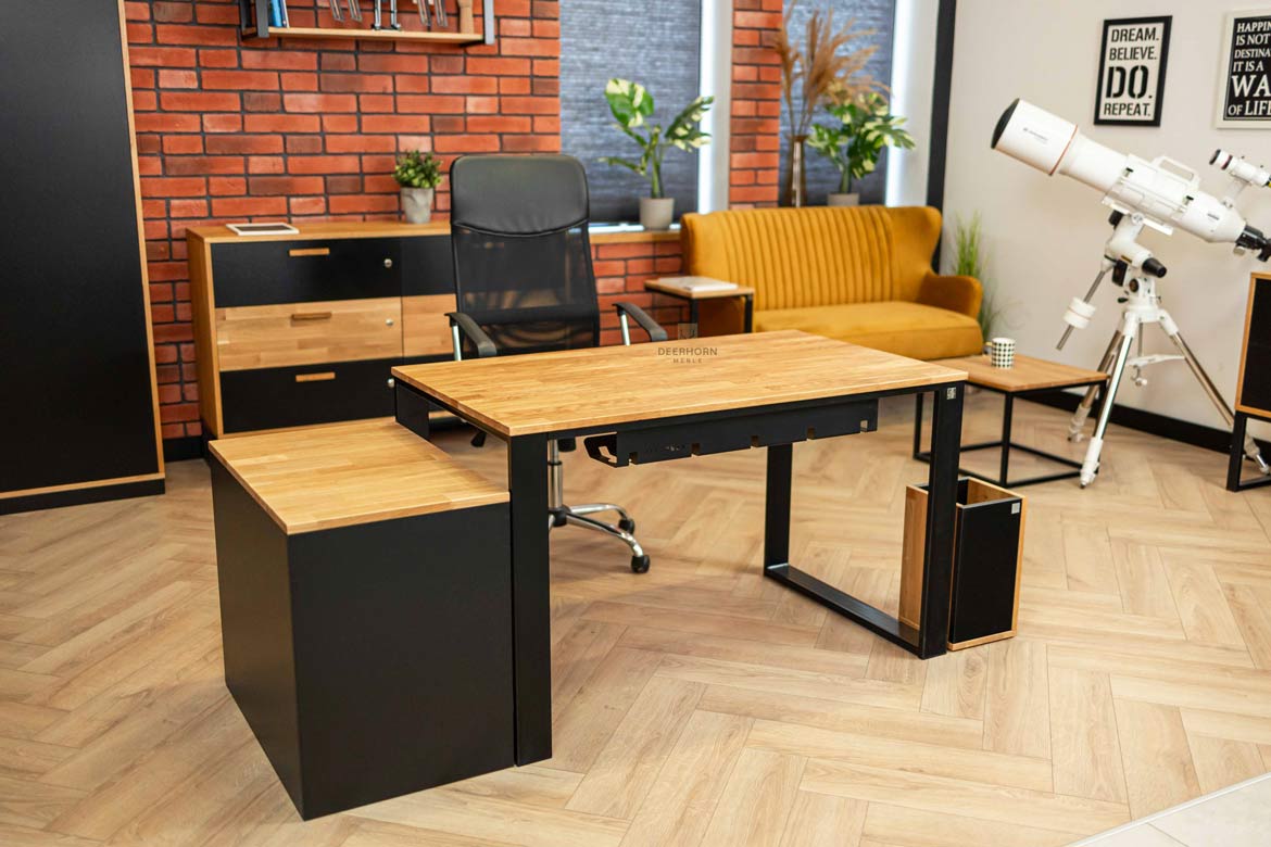 biurko w połączeniu drewna i koloru czarnego