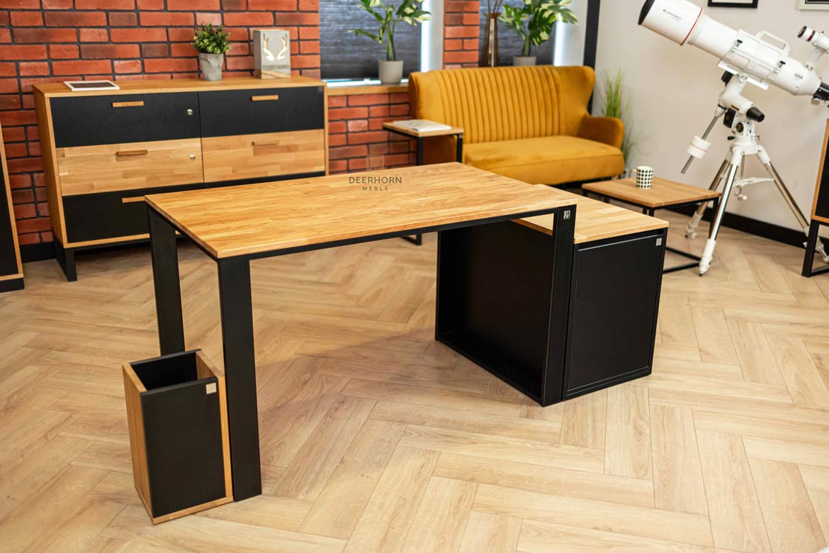 drewniane biurko z metalowymi nogami