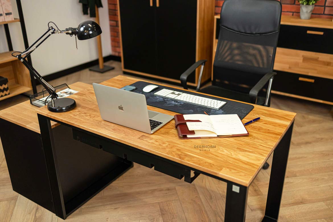 biurko z ekologicznym, drewnianym blatem