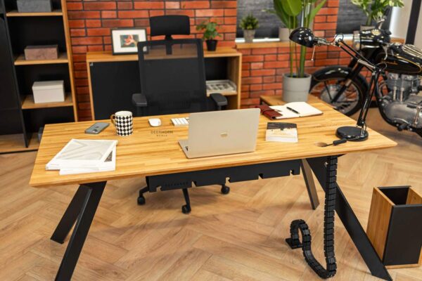 drewniane biurko komputerowe
