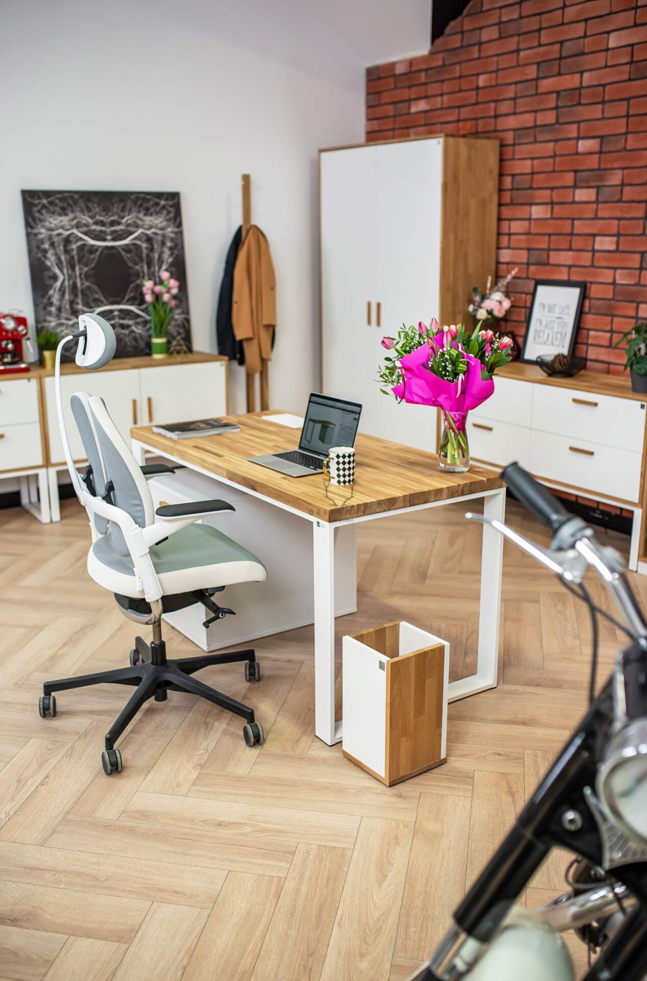 biurko z krzesłem do biurka