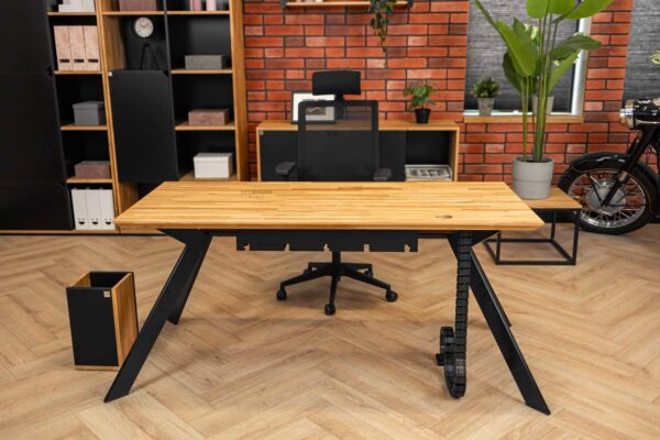 designerskie biurko z metalowymi nogami w czarnym kolorze