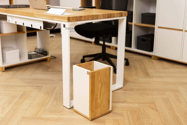 biurko z metalem i drewnem