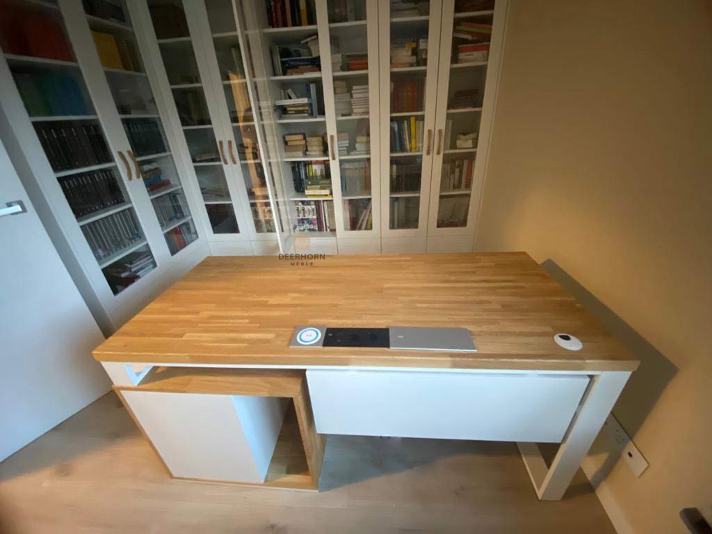 dębowe biurko z białymi elementami 