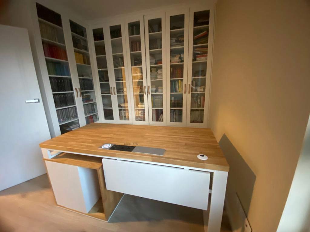 wielofunkcyjne biurko drewniane z białymi elementami