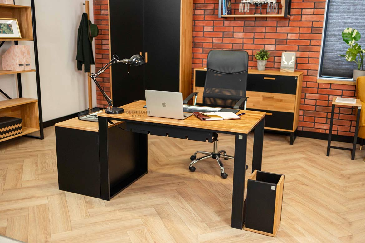 biurko z praktycznym, drewnianym blatem i szafką obok