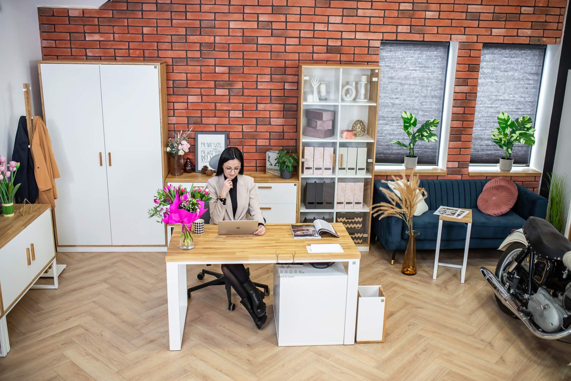 meble białe biurowe dla kobiety