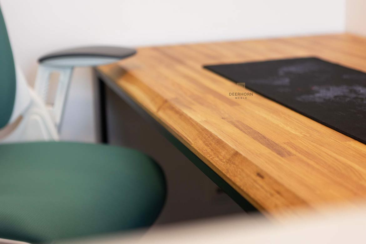 Schreibtisch mit dicker Holzplatte