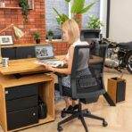 biurko z szafką zamykaną