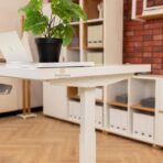 białe biurko w stylu skandynawskim