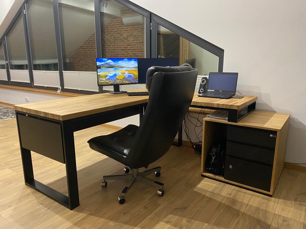 biurko z stylu nowoczesnym z drewna i metalu