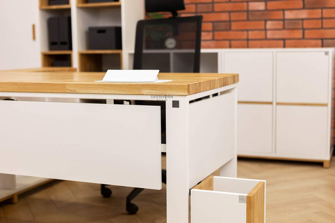 biurko z połączenie białego i drewna