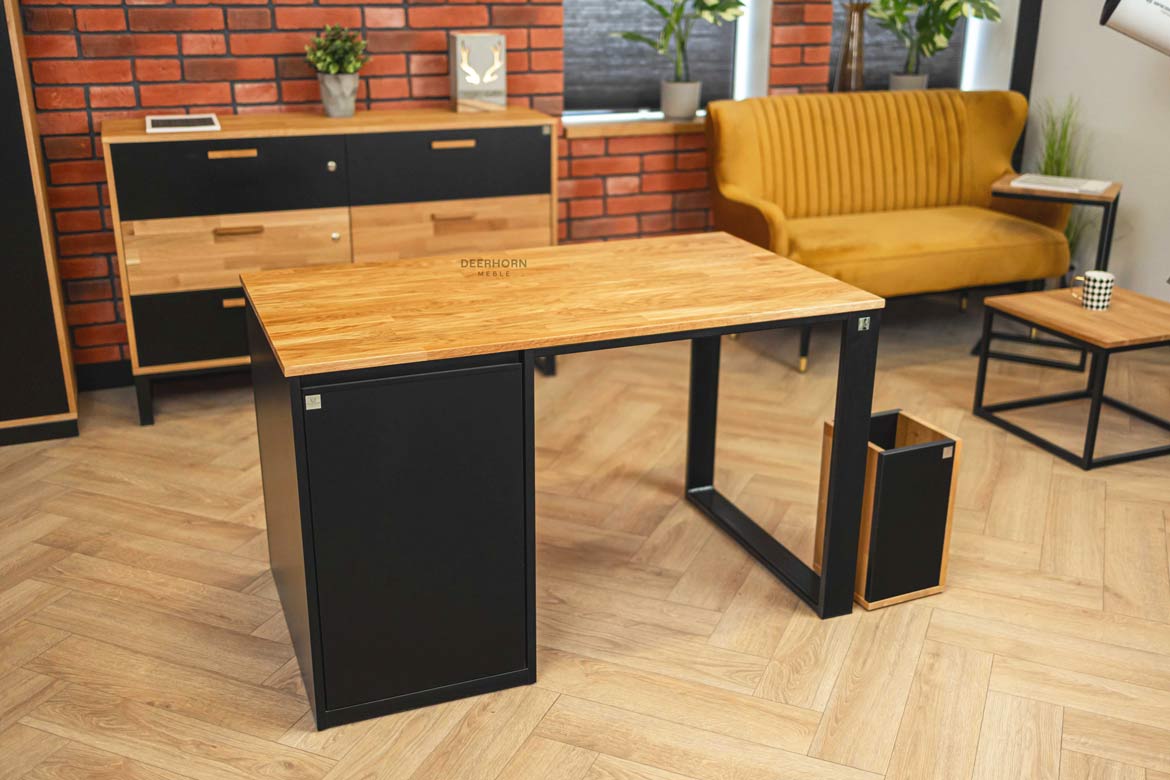 biurko z blatem drewnianym i kontenerkiem czarnym