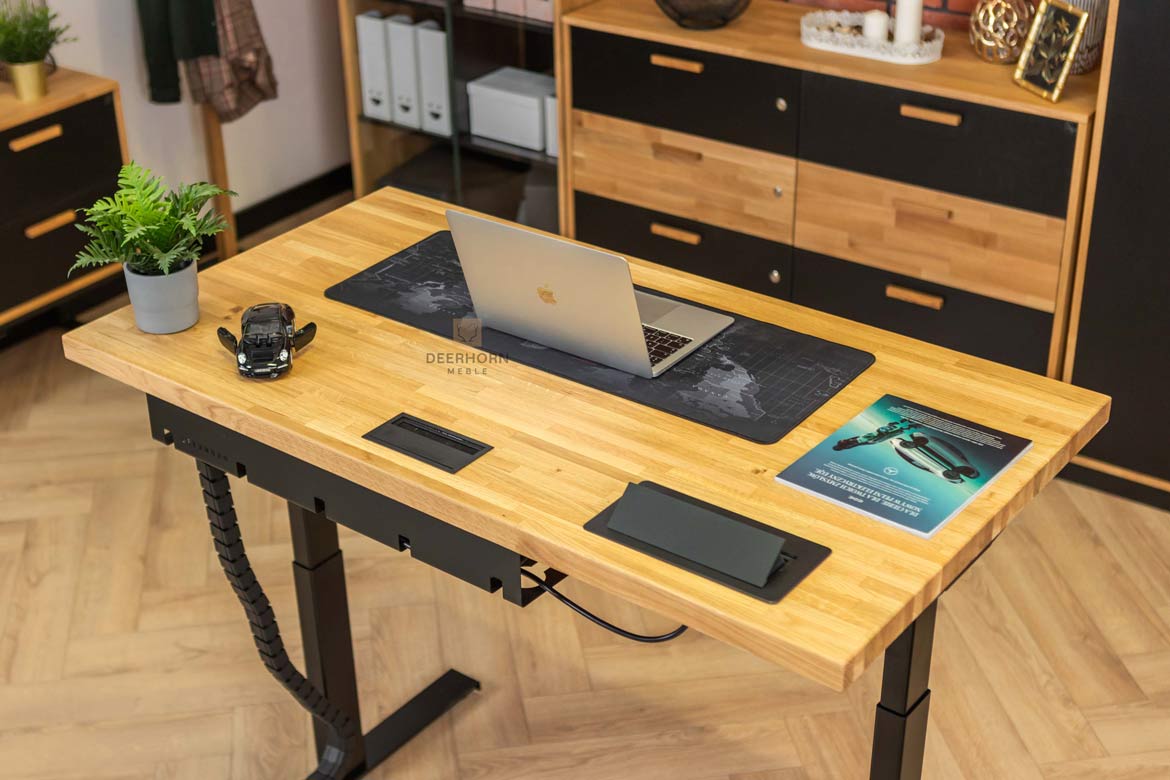 regulowane biurko z praktycznym blatem drewnianym