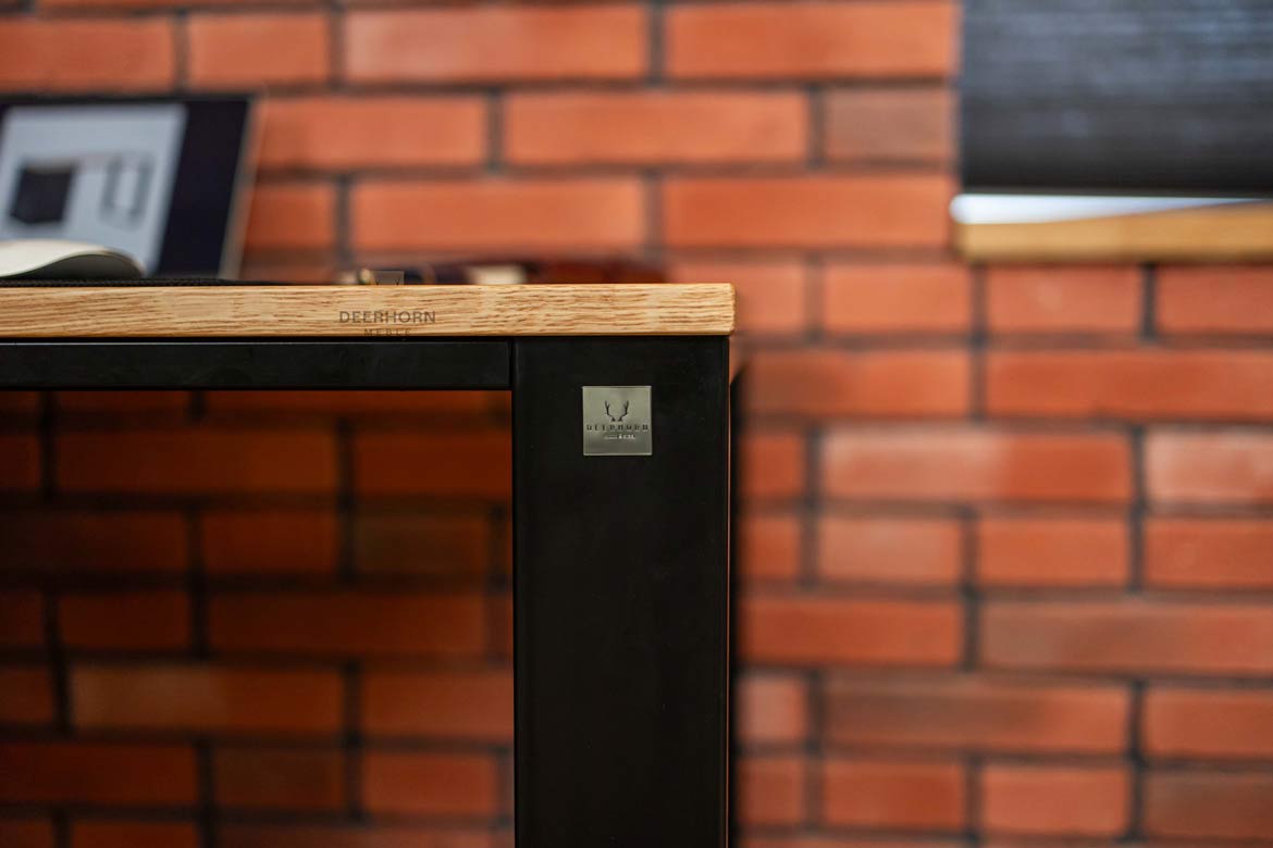 metalowa noga czarna biurka z drewnem