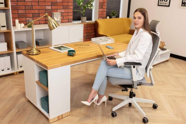 biurko z długim, drewnianym blatem