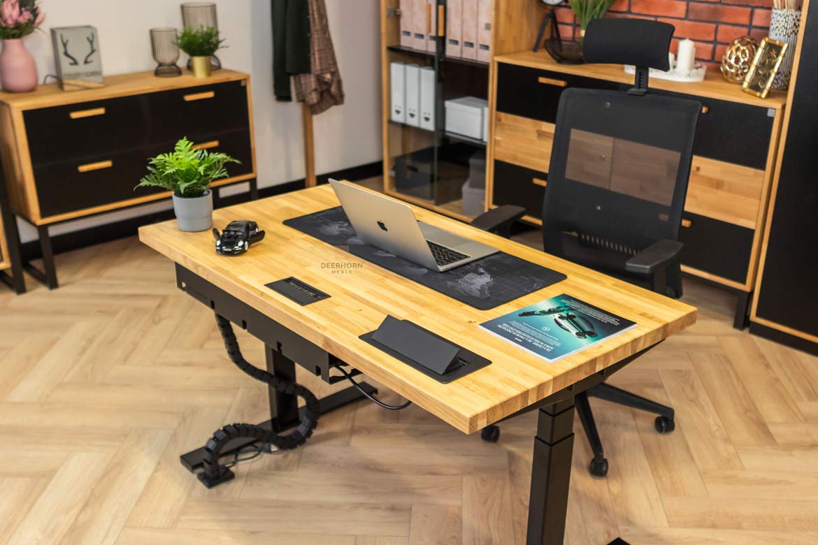 biurko drewniane z akcesoriami do biurka