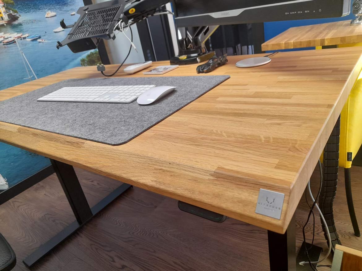 drewniane biurko regulowane