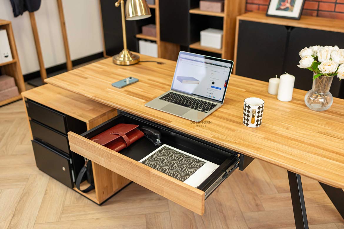 drewniane biurko z funkcjonalną szufladą