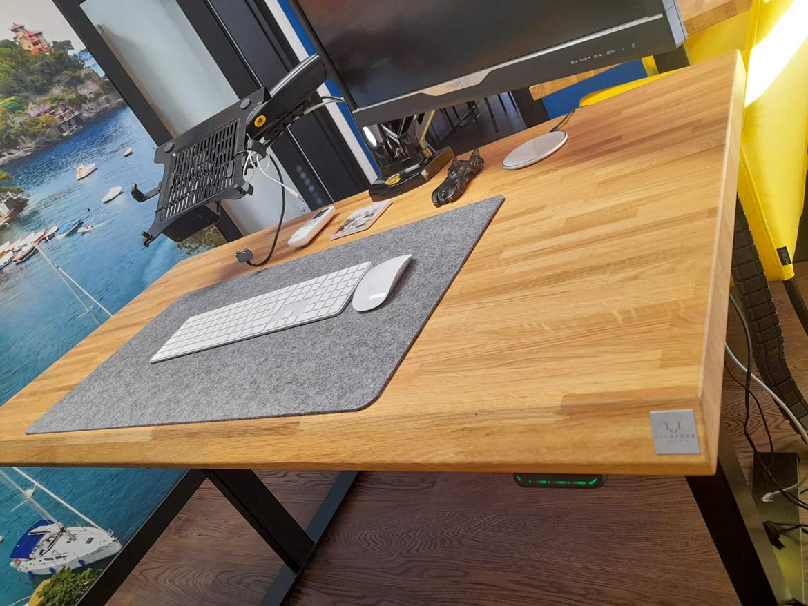 eleganckie biurko z drewna i metalu