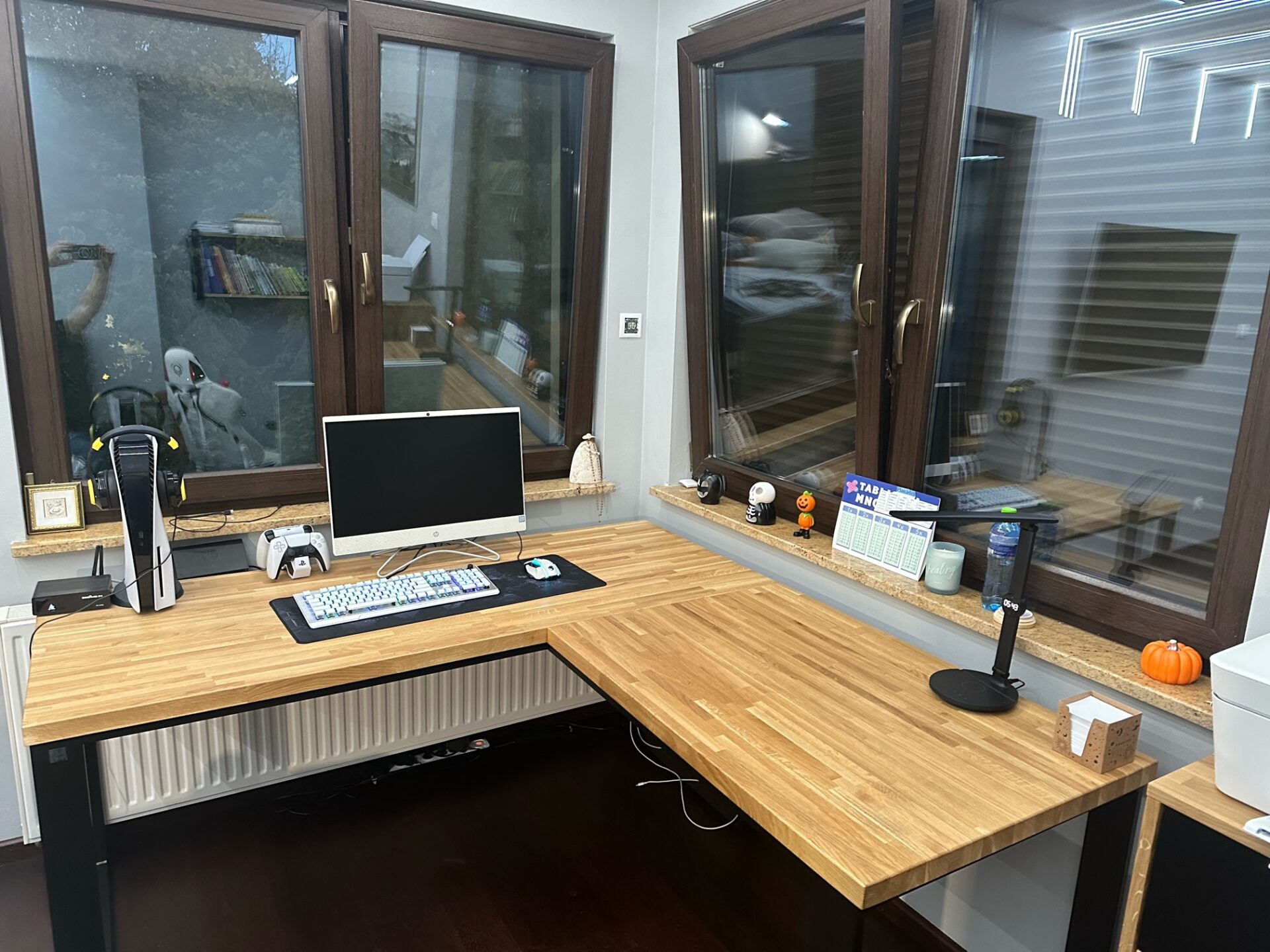 biurko narożne z drewna i metalu