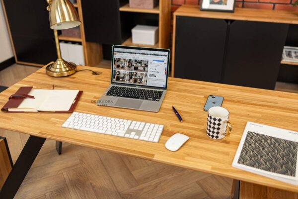 biurko z drewnianym blatem dębowym