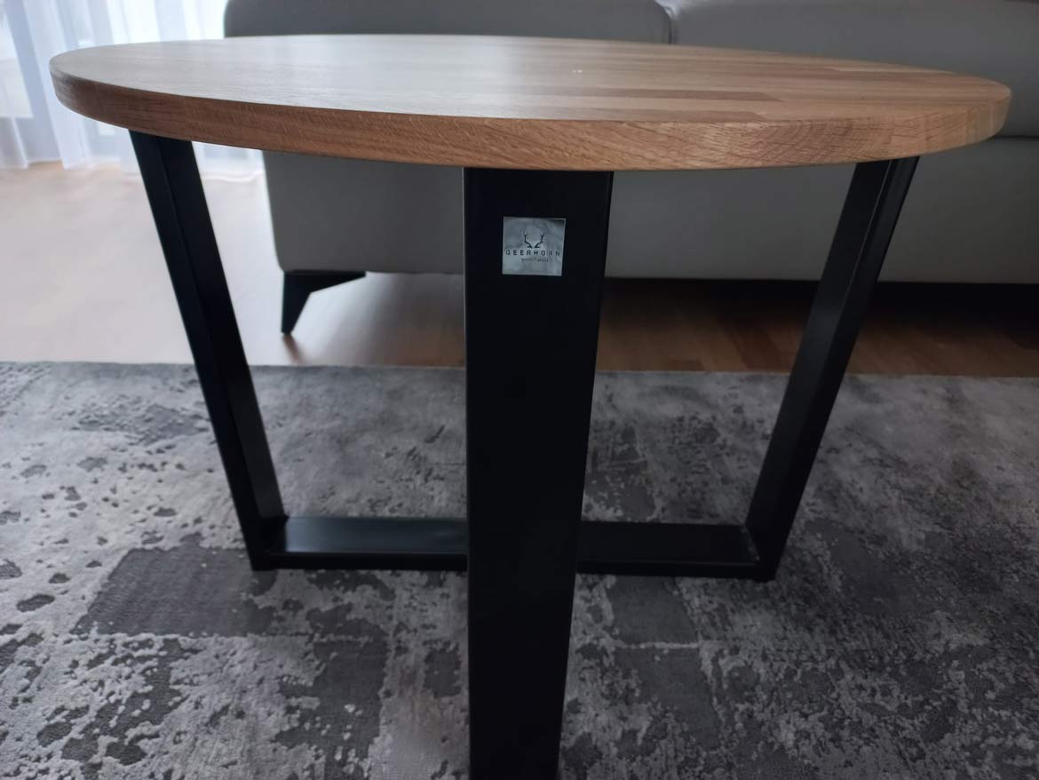 stůl s kovovým rámem a dřevěnou kulatou deskou