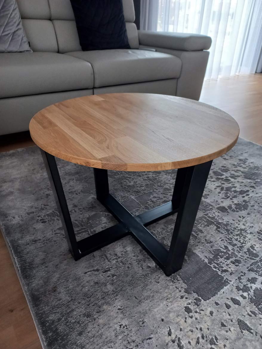 kovový stůl se dřevem