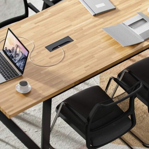 stół konferencyjny z krzesłami i długim drewnianym blatem i akcesoriami