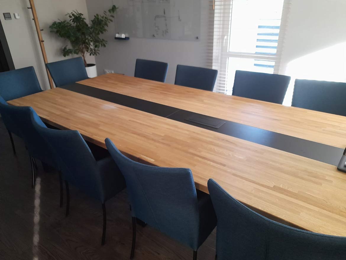 wieloosobowy stół konferencyjny drewniany