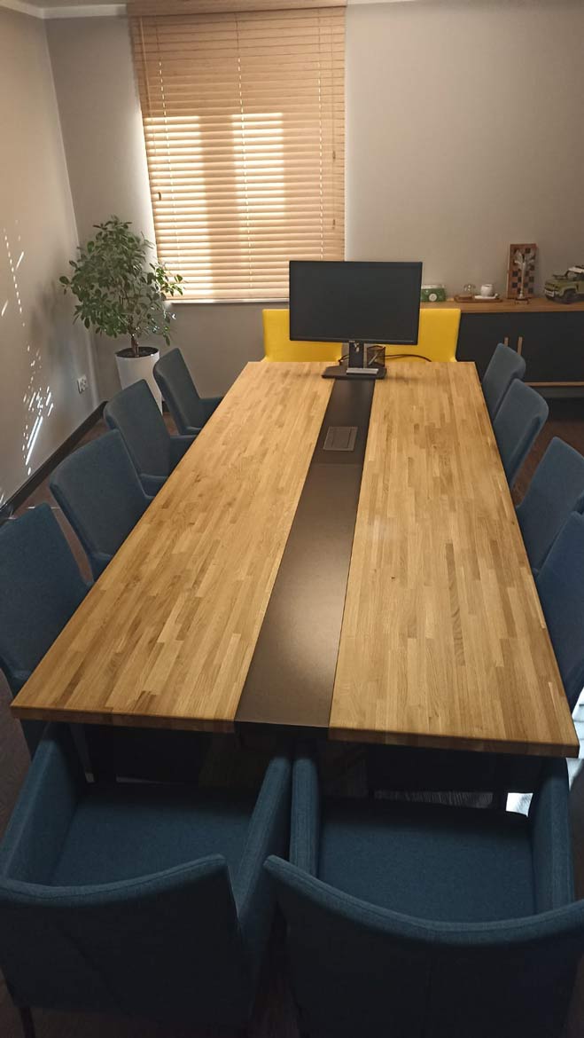 konferencyjny stół z drewna