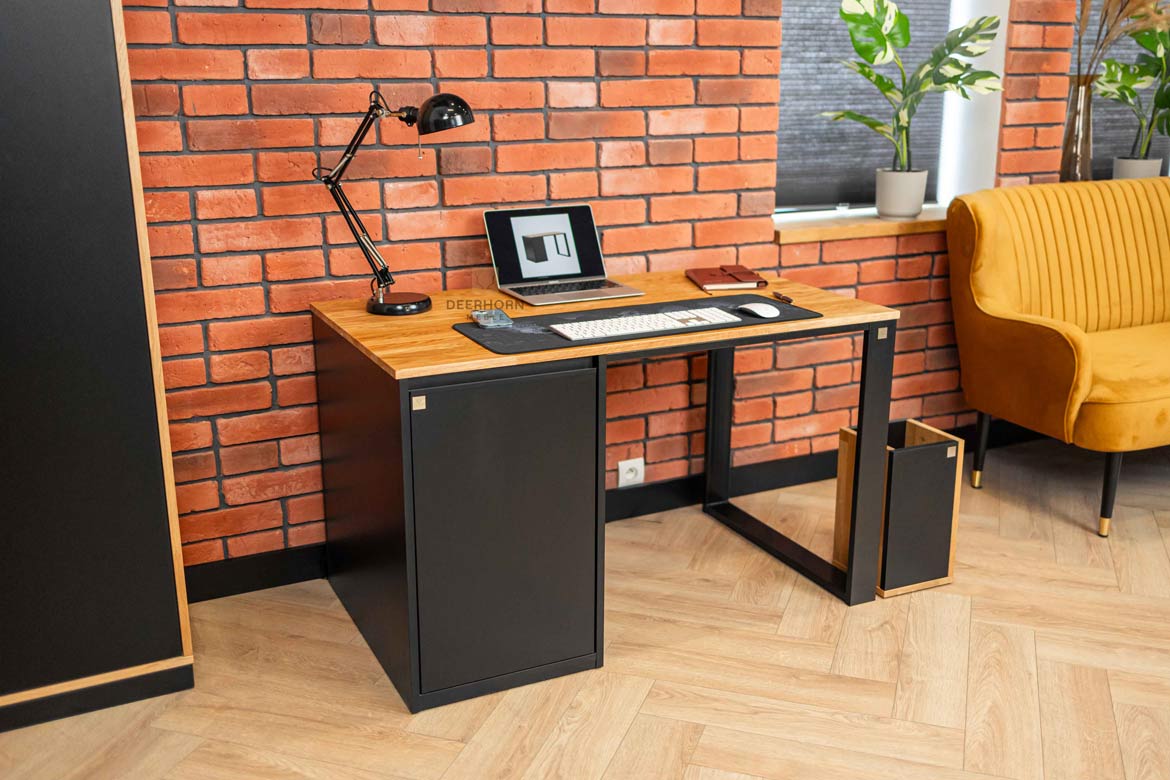 biurko z praktycznym, drewnianym blatem