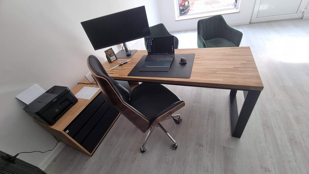 biurko z drewna dębowego i metalu
